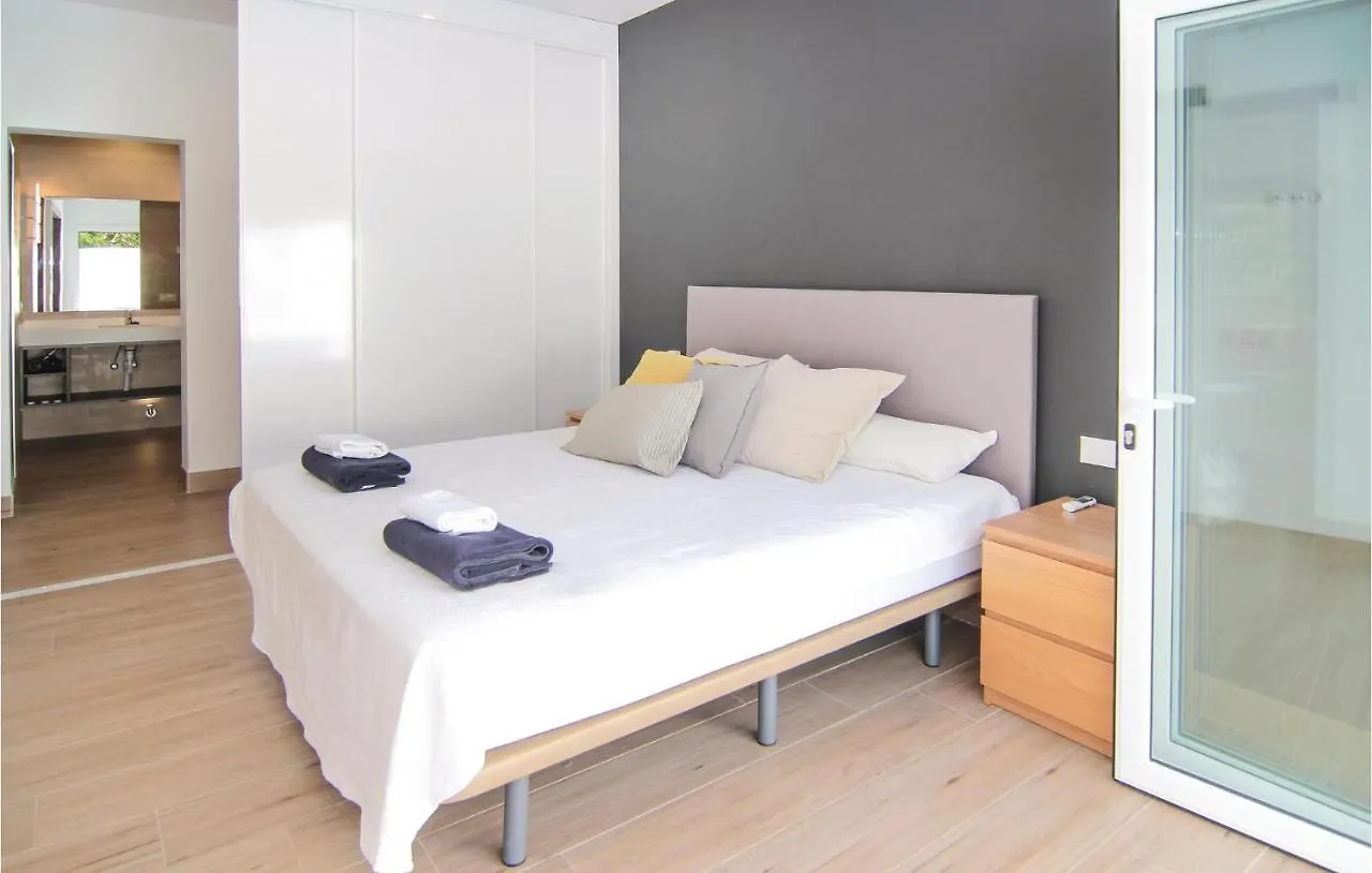 Gorgeous Home In Sayalonga With Wifi