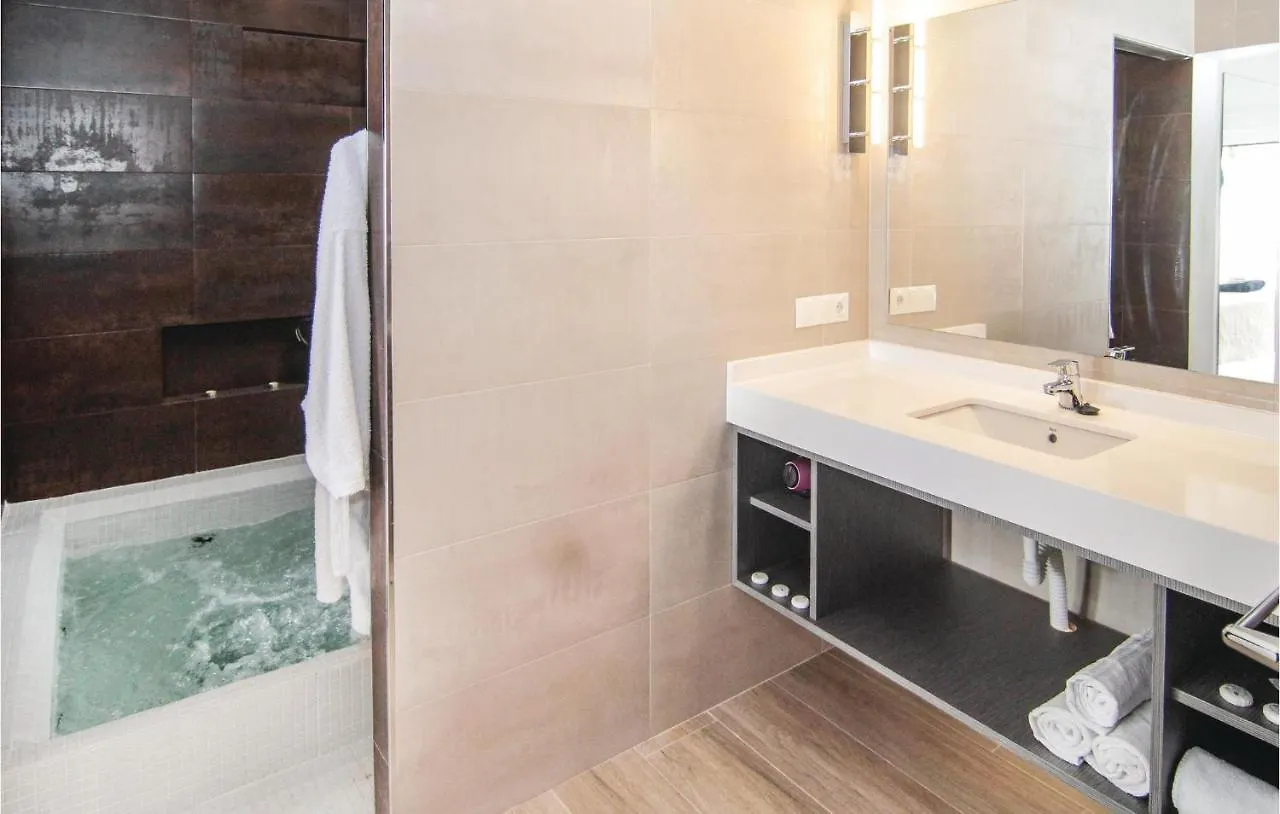 Gorgeous Home In Sayalonga With Wifi
